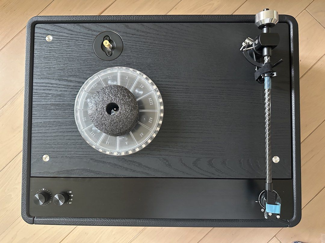 Stack Stone Turntable （分類：其他音響配件及設備）位於 Hong Kong。 由 BuySell-8 提交（商品編號 1435851168，圖片 2）。簡介： Stack Stone turntable features a sleek black design. LED RGB changeable lights Carbon fiber tonearm Includes a built-in phono stage speaker Back panel shows RCA outputs DC power input Pitch adjustment Auto-stop function Sound by Jamo speakers Bluetooth version 110/220v power adaptor 。