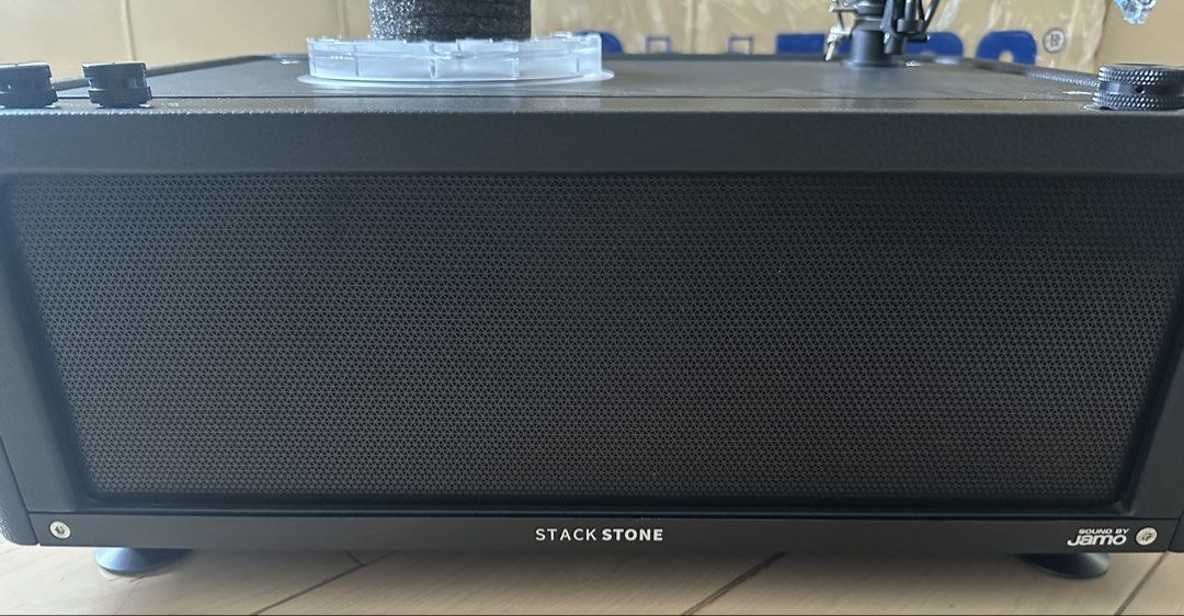 Stack Stone Turntable （分類：其他音響配件及設備）位於 Hong Kong。 由 BuySell-8 提交（商品編號 1435851168，圖片 1）。簡介： Stack Stone turntable features a sleek black design. LED RGB changeable lights Carbon fiber tonearm Includes a built-in phono stage speaker Back panel shows RCA outputs DC power input Pitch adjustment Auto-stop function Sound by Jamo speakers Bluetooth version 110/220v power adaptor 。