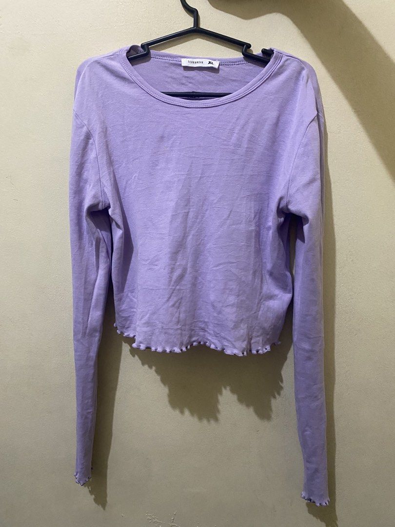 Terranova Long Sleeve Crop Top XL (Category: Longsleeves) located in Manila. Submitted by ynoshiko (Listing ID 1435898241, Image 2). Description: - Terranova long sleeve crop top - Color: Lavender - Size: XL - Features a round neckline - Ruffled/Lettuce hem RFS: i order it online and its too big for me Size: XL but it can fit to M/L MOP: Gcash/Gotyme Please manage your expectation as this item is pre-loved. Expect minor color differences due to s