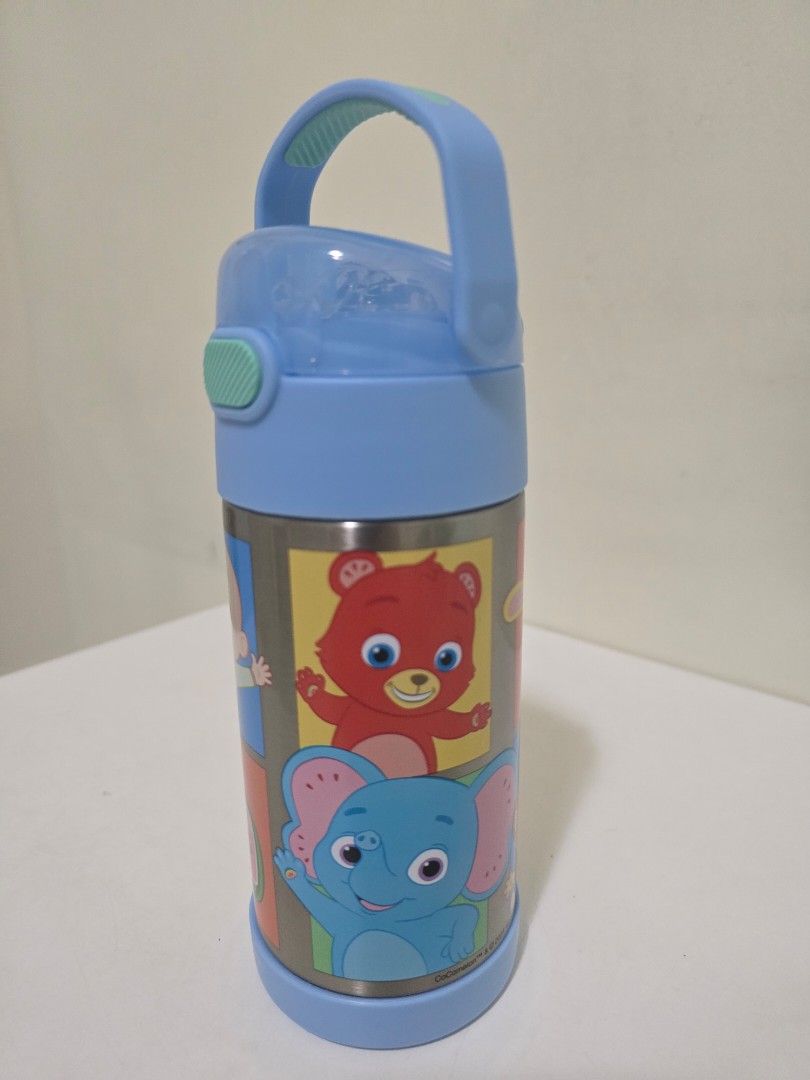 Thermos Cocomelon Kids Straw Water Bottle 12oz (Category: Weaning & Toddler Feeding) located in Santa Rosa. Submitted by analynlacson (Listing ID 1435714708, Image 2). Description: - Cocomelon-themed water bottle. - Features a blue design with colorful Cocomelon characters. - Includes a convenient handle for easy carrying. - Has a flip-top spout for easy drinking. - Made of stainless steel. - Designed to keep drinks cold..