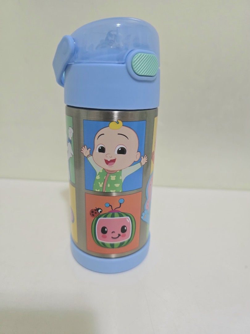 Thermos Cocomelon Kids Straw Water Bottle 12oz (Category: Weaning & Toddler Feeding) located in Santa Rosa. Submitted by analynlacson (Listing ID 1435714708, Image 1). Description: - Cocomelon-themed water bottle. - Features a blue design with colorful Cocomelon characters. - Includes a convenient handle for easy carrying. - Has a flip-top spout for easy drinking. - Made of stainless steel. - Designed to keep drinks cold..