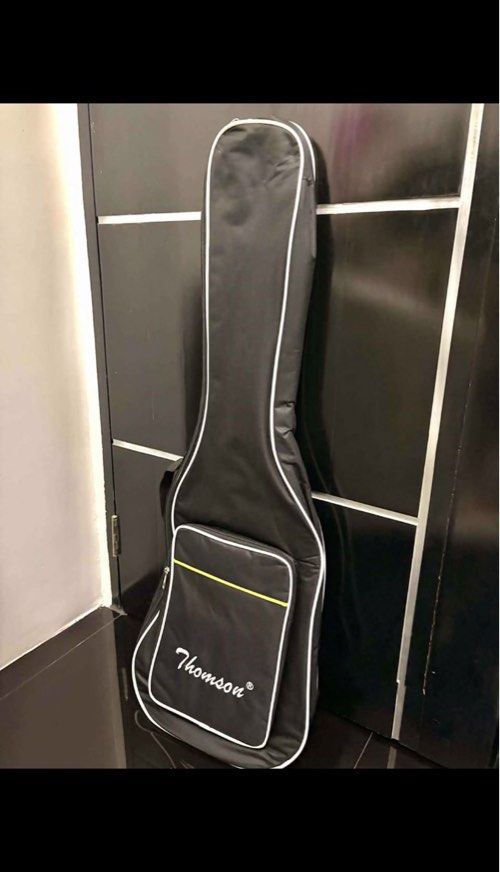 Thomson Stratocaster (Category: Musical Instruments) located in Lucena. Submitted by geian_ (Listing ID 1435867473, Image 3). Description: Thomson Stratocaster Inclusion: Guitar bag Extra strings Capo 4 Picks Guitar strap Allen key Whammy bar.