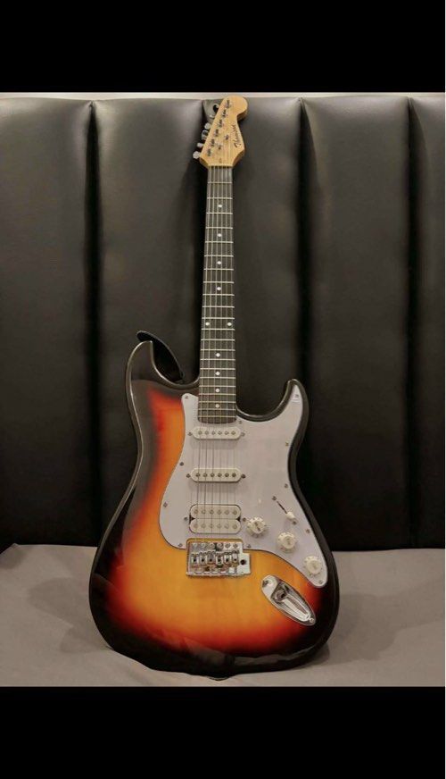 Thomson Stratocaster (Category: Musical Instruments) located in Lucena. Submitted by geian_ (Listing ID 1435867473, Image 1). Description: Thomson Stratocaster Inclusion: Guitar bag Extra strings Capo 4 Picks Guitar strap Allen key Whammy bar.