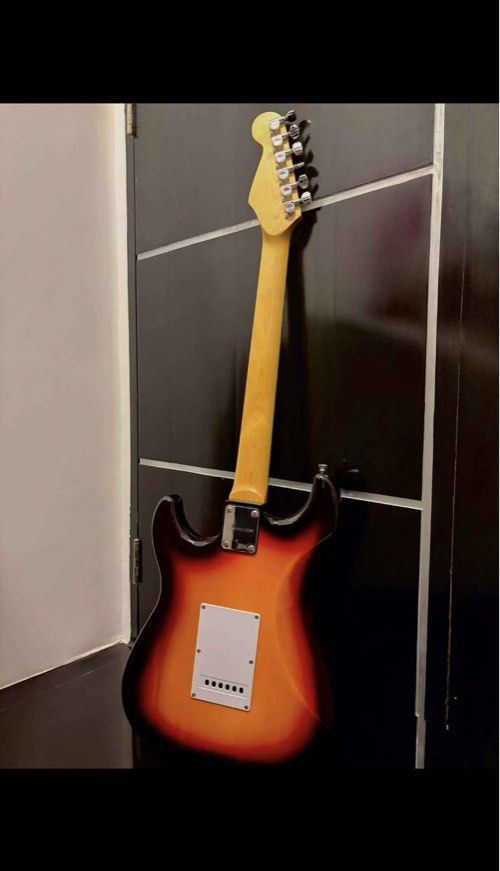 Thomson Stratocaster (Category: Musical Instruments) located in Lucena. Submitted by geian_ (Listing ID 1435867473, Image 2). Description: Thomson Stratocaster Inclusion: Guitar bag Extra strings Capo 4 Picks Guitar strap Allen key Whammy bar.