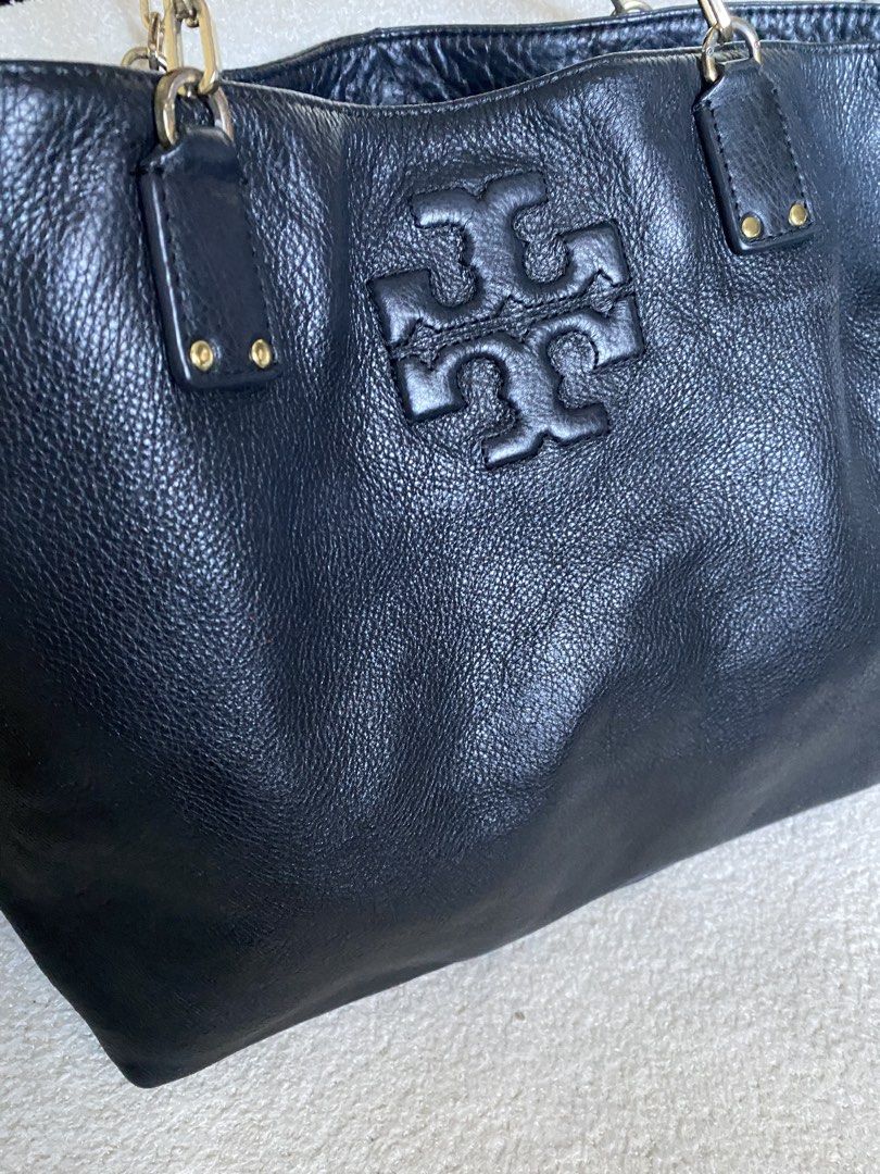 Tory Burch Black Leather Tote Bag (Category: Luxury Bags & Wallets) located in Binan City. Submitted by lagunacloset (Listing ID 1435804426, Image 3). Description: - Tory Burch tote bag - Black leather - Features Tory Burch logo - Chain and leather straps - Spacious interior - Textured leather Missing snap. Needs interior cleaning - Ideal for everyday use.