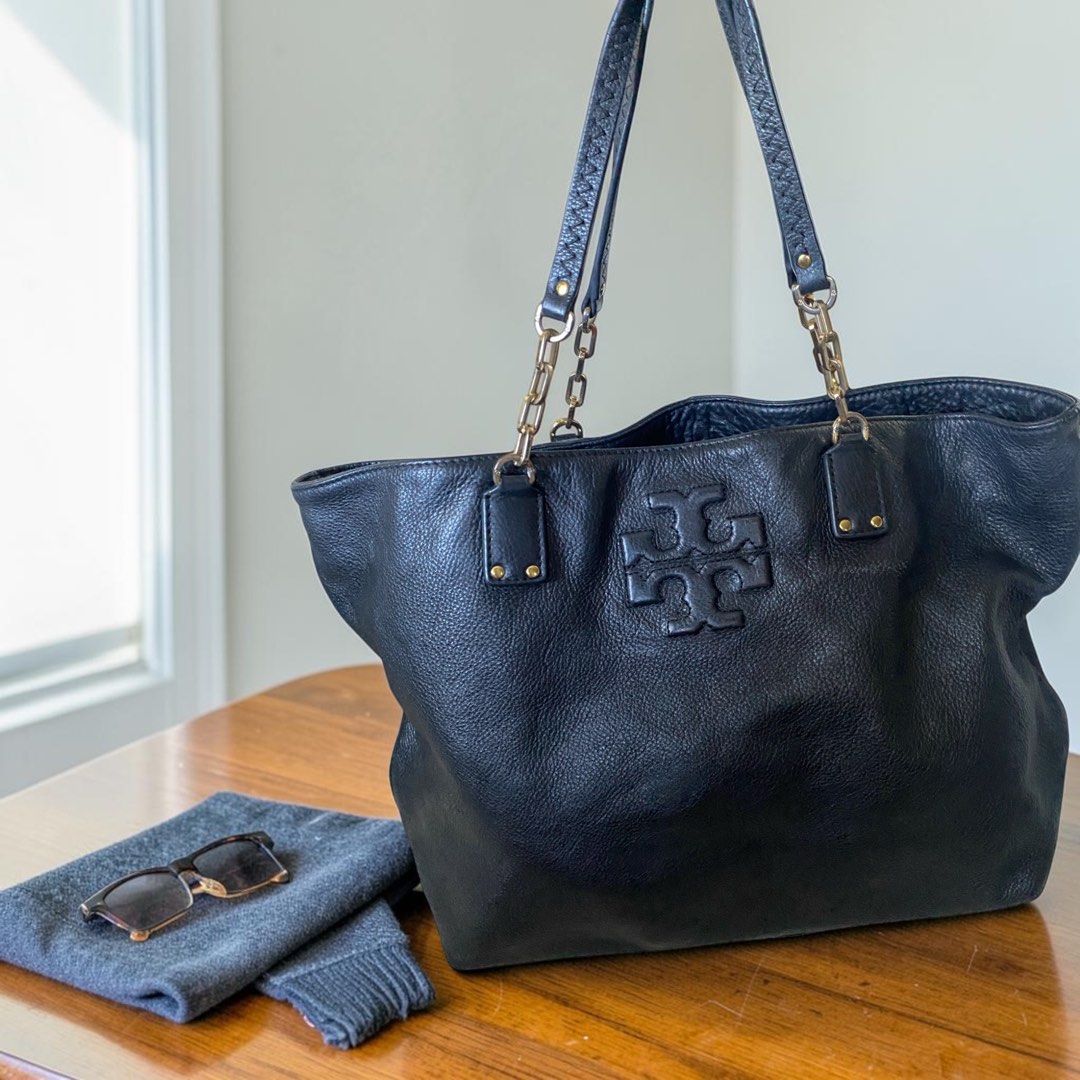 Tory Burch Black Leather Tote Bag (Category: Luxury Bags & Wallets) located in Binan City. Submitted by lagunacloset (Listing ID 1435804426, Image 1). Description: - Tory Burch tote bag - Black leather - Features Tory Burch logo - Chain and leather straps - Spacious interior - Textured leather Missing snap. Needs interior cleaning - Ideal for everyday use.