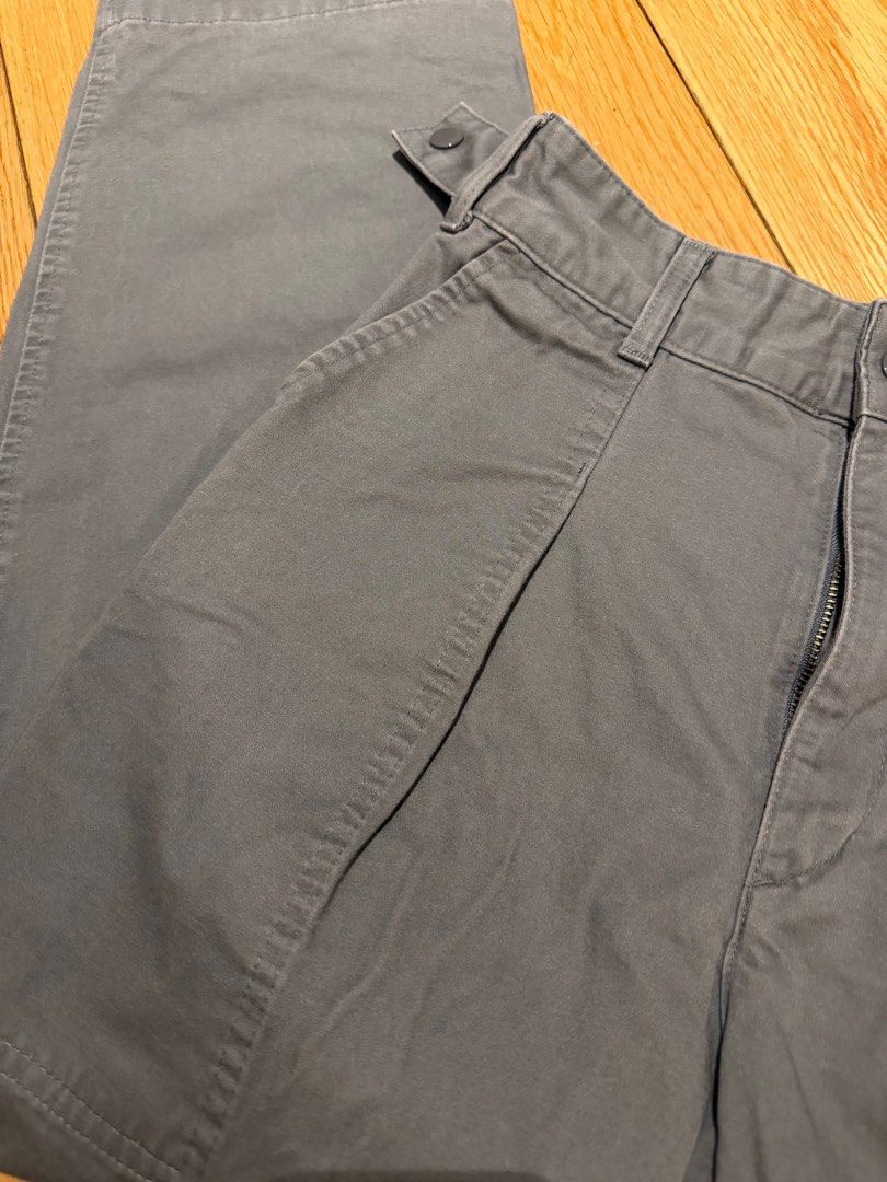 Uniqlo Cargo Pants (Category: Other Bottoms) located in Makati City. Submitted by shopbb (Listing ID 1435841280, Image 3). Description: Uniqlo Cargo Pants Size 61 cm on tag Best fits 25-26 inches.