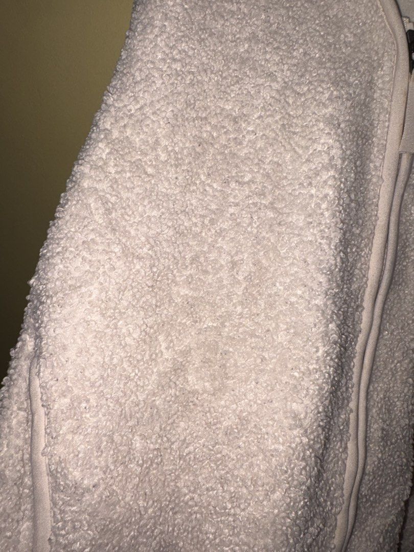 UNIQLO Soft Pile Sherpa Jacket (Category: Coats, Jackets and Outerwear) located in Cavite. Submitted by elle.nanasv (Listing ID 1435869384, Image 3). Description: .