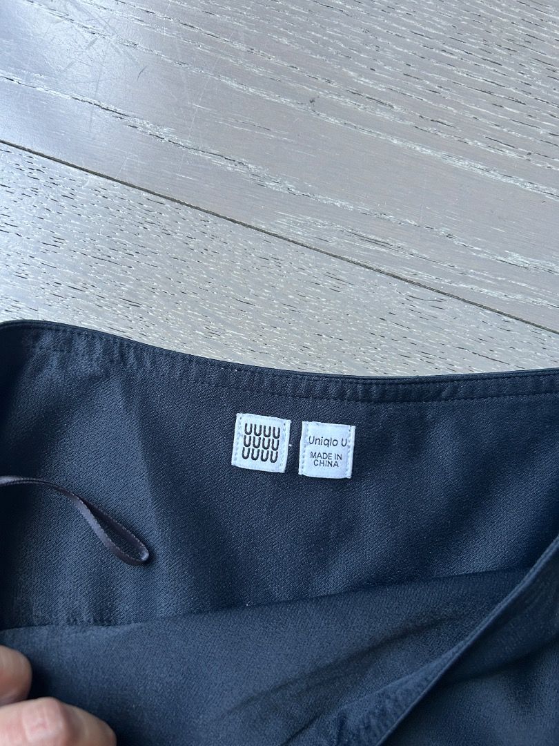 Uniqlo U Skirt Knee Length (Category: Skirts) located in Makati City. Submitted by at.preloved (Listing ID 1435773754, Image 2). Description: Uniqlo U knee length akirt. Simple, solid color, smooth, lightweight fabric. Minimalist design..