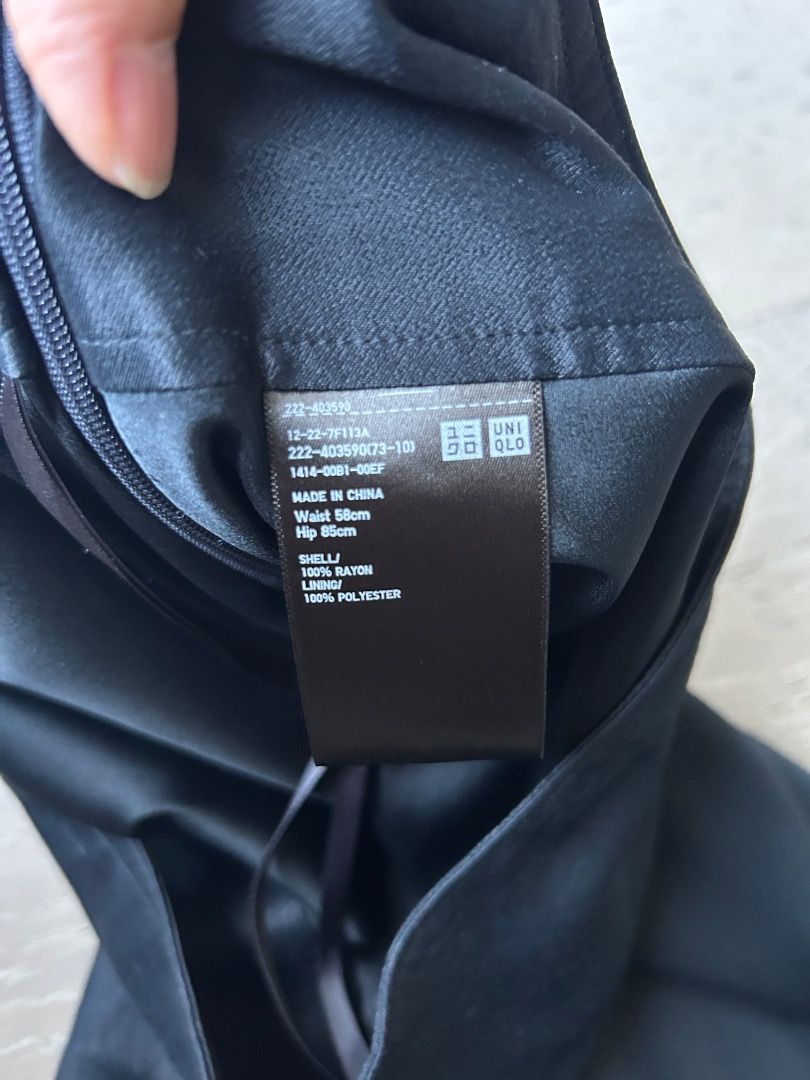 Uniqlo U Skirt Knee Length (Category: Skirts) located in Makati City. Submitted by at.preloved (Listing ID 1435773754, Image 3). Description: Uniqlo U knee length akirt. Simple, solid color, smooth, lightweight fabric. Minimalist design..