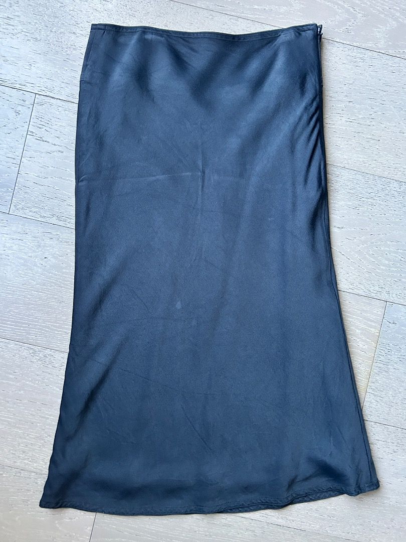 Uniqlo U Skirt Knee Length (Category: Skirts) located in Makati City. Submitted by at.preloved (Listing ID 1435773754, Image 1). Description: Uniqlo U knee length akirt. Simple, solid color, smooth, lightweight fabric. Minimalist design..