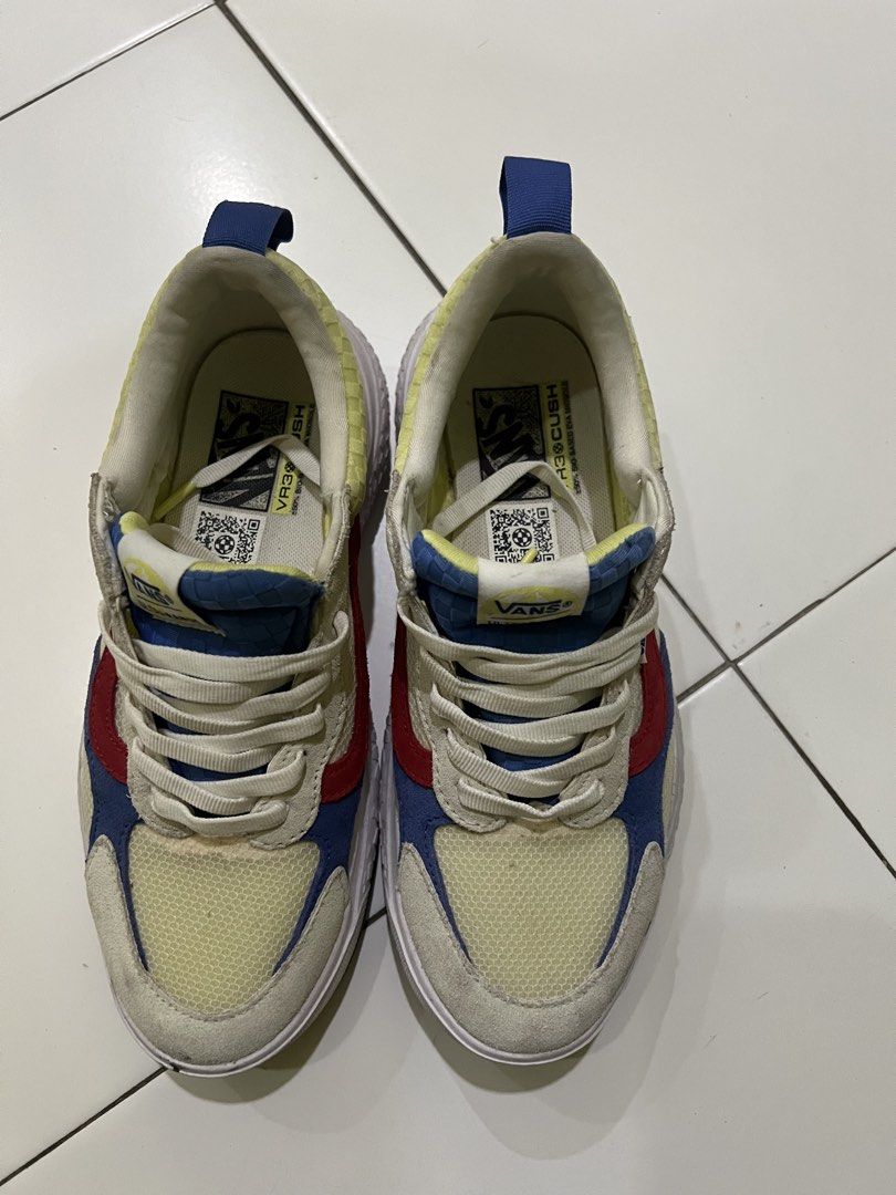 Vans shoes (Category: Sneakers) located in Johor Bahru. Submitted by sofeeazmn (Listing ID 1435736310, Image 1). Description: .