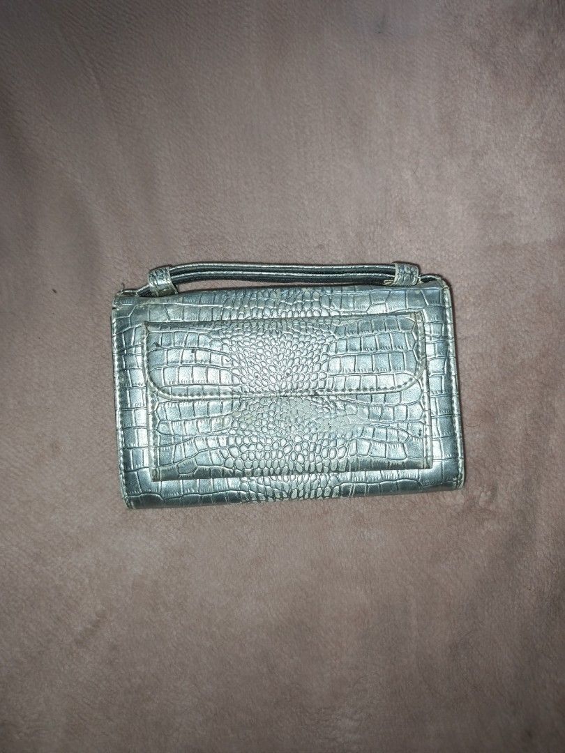 Vintage Silver Crocodile-Embossed Wallet / handbag (Category: Purses & Pouches) located in Manila. Submitted by esteemed_shop (Listing ID 1435810955, Image 1). Description: - Silver wallet with crocodile-embossed exterior - Includes a handle and snap closure - Interior features: - Multiple card slots - Clear ID window - Zippered compartment - Material: Leather or leather-like.