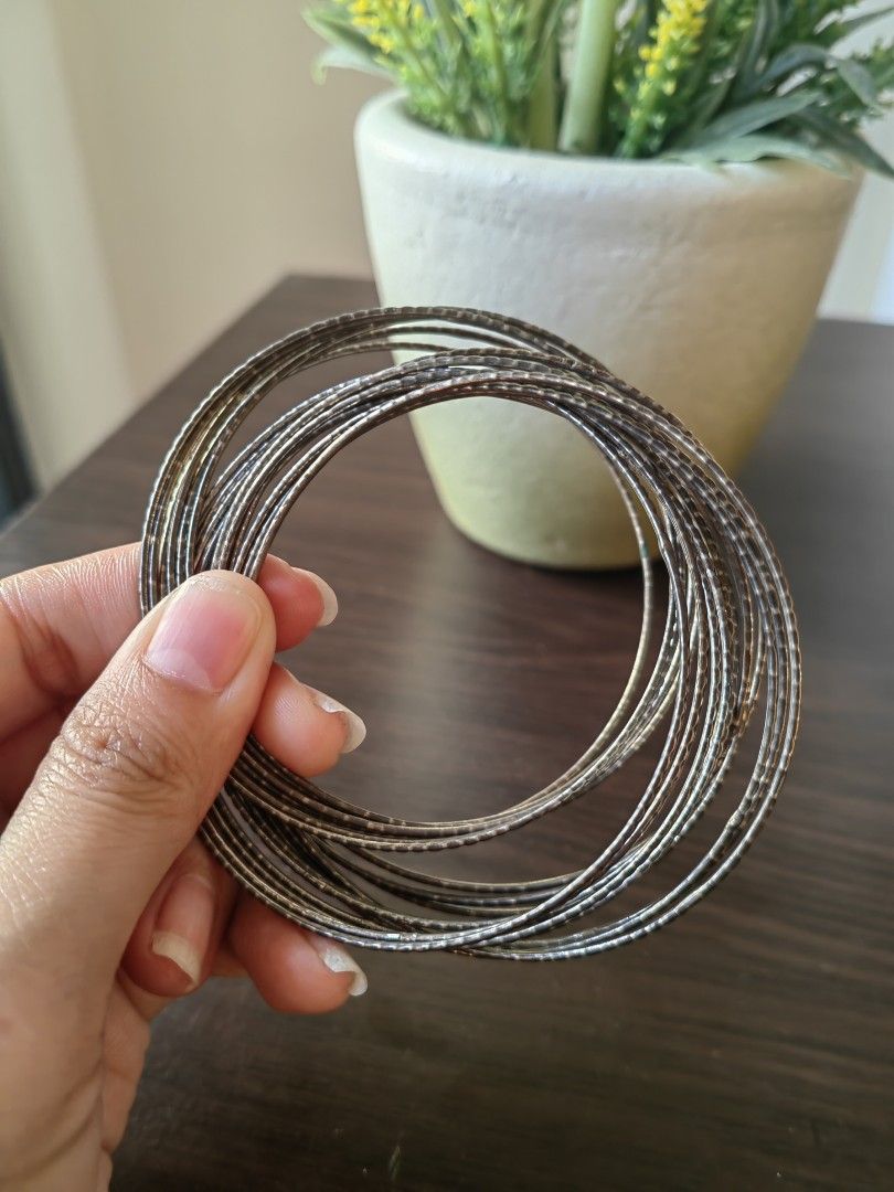 Vintage Style Thin Loop Bangle Bracelets (Category: Bracelets) located in Taguig. Submitted by cathiecute (Listing ID 1435761271, Image 3). Description: .