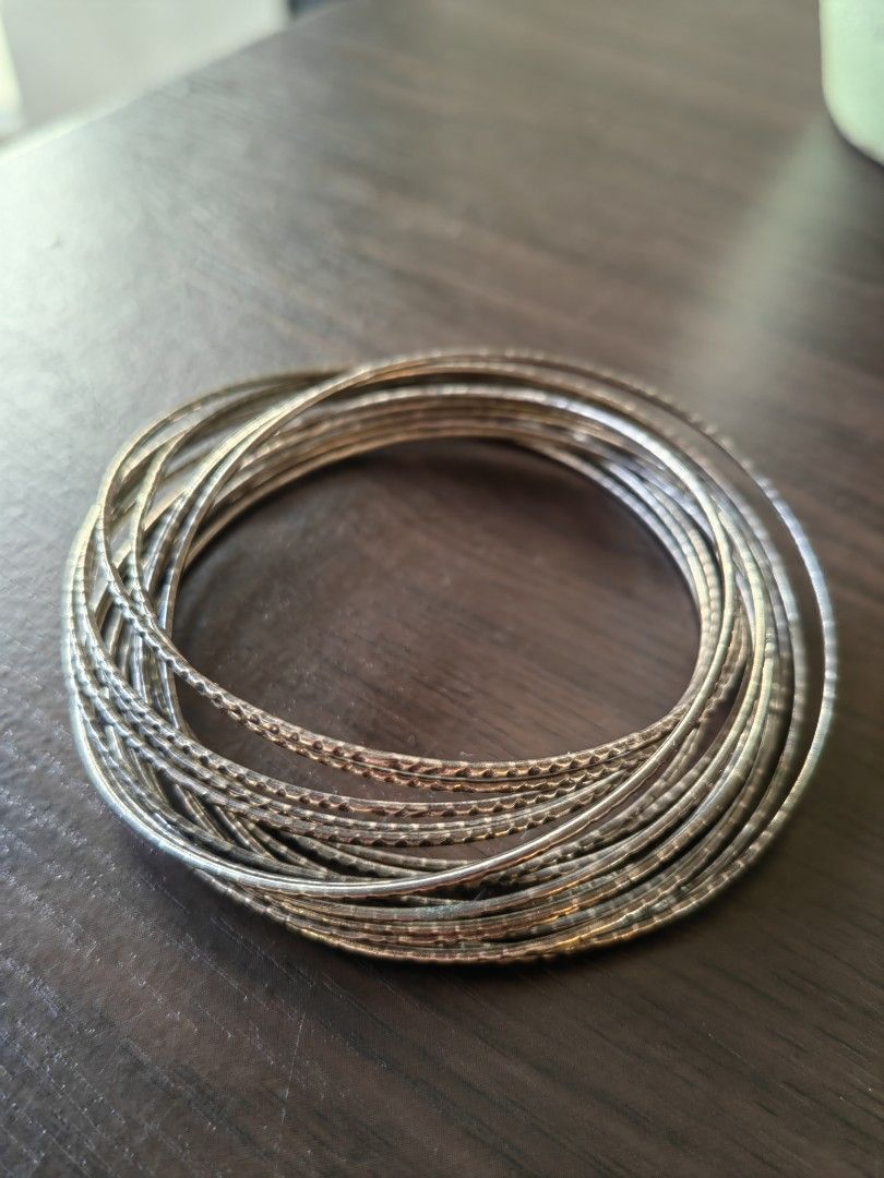 Vintage Style Thin Loop Bangle Bracelets (Category: Bracelets) located in Taguig. Submitted by cathiecute (Listing ID 1435761271, Image 1). Description: .