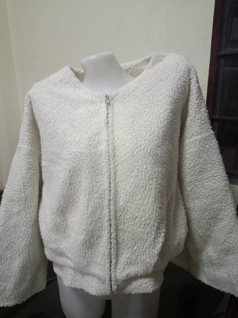 White Fleece Zip-up Jacket✨ (Category: Coats, Jackets and Outerwear) located in Baguio. Submitted by thriftiefairyy (Listing ID 1435757793, Image 1). Description: .