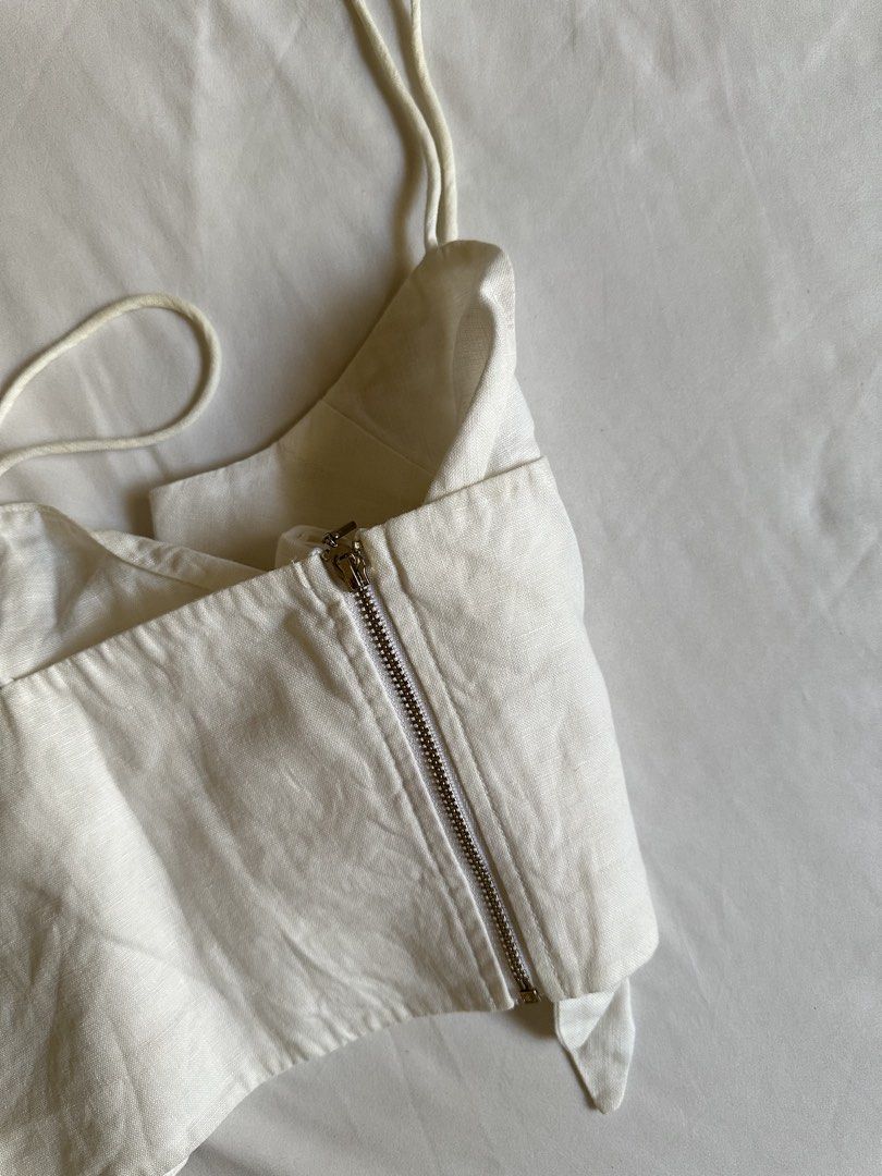 White Linen Crop Top with Zipper (Category: Others Tops) located in Bacolod City. Submitted by pym_shops (Listing ID 1435817004, Image 2). Description: - White crop top - Zipper closure - Thin straps - Unique design - Light, possibly linen-like fabric - Minimalist aesthetic - Pairs well with high-waisted bottoms.