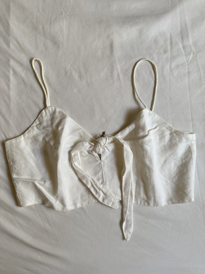 White Linen Crop Top with Zipper (Category: Others Tops) located in Bacolod City. Submitted by pym_shops (Listing ID 1435817004, Image 1). Description: - White crop top - Zipper closure - Thin straps - Unique design - Light, possibly linen-like fabric - Minimalist aesthetic - Pairs well with high-waisted bottoms.