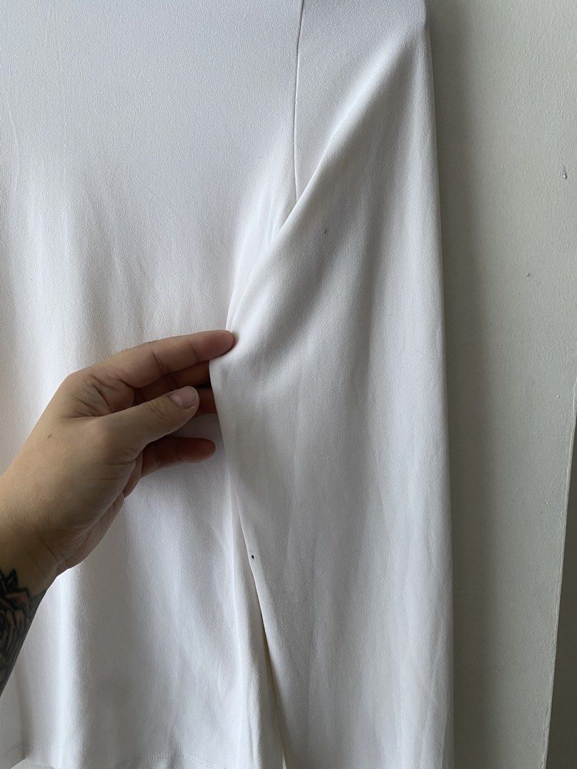 (2 Tops) White and Brown Long Sleeves (Category: Longsleeves) located in Makati City. Submitted by kxthr (Listing ID 1435739566, Image 3). Description: Selling both white and brown together only White has flaws, please see photos 91% Nylon and 9% Spandex.