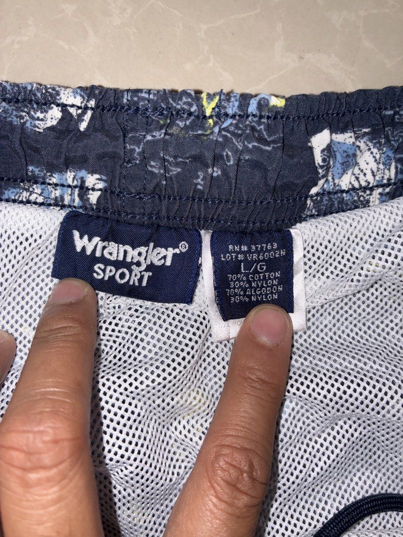 Wrangler Sport Fish Print Shorts (Category: Shorts) located in Placer. Submitted by talaalond61563 (Listing ID 1435720516, Image 2). Description: - Wrangler Sport shorts - Size: L/G - Color: Dark blue with fish print - Material: 70% cotton, 30% nylon - Features: Elastic waistband, mesh lining.