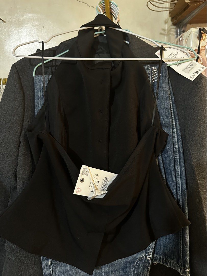 Zara black halter vest top (L) (Category: Others Tops) located in Quezon City. Submitted by michaelakoh (Listing ID 1435760663, Image 3). Description: Super ganda with double lining 😍 bnwt .