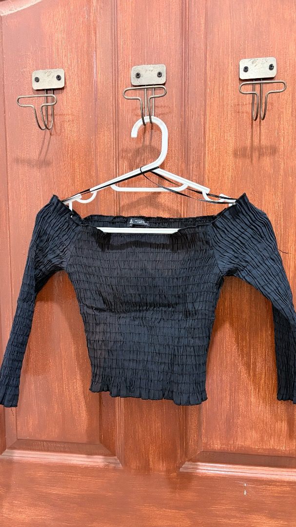 Zara Black Off-Shoulder Top XS (Category: Blouses) located in Mandaluyong City. Submitted by arian_closet (Listing ID 1435809089, Image 1). Description: - Zara off-shoulder top - Size: XS - Features: Long sleeves, ruched texture - Made in Turkey - Dress up or down.