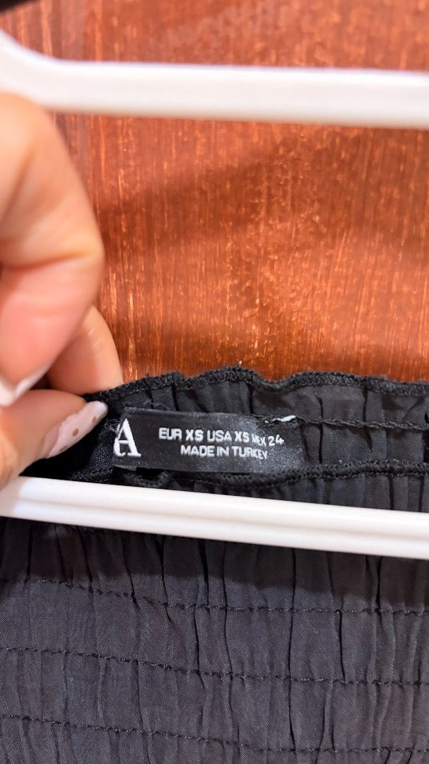 Zara Black Off-Shoulder Top XS (Category: Blouses) located in Mandaluyong City. Submitted by arian_closet (Listing ID 1435809089, Image 2). Description: - Zara off-shoulder top - Size: XS - Features: Long sleeves, ruched texture - Made in Turkey - Dress up or down.