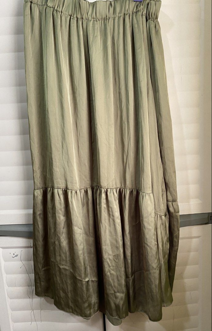 Zara Olive Green Midi Skirt (Category: Skirts) located in Makati City. Submitted by beaa24 (Listing ID 1435808209, Image 2). Description: Bought here sa carousell rin but it’s big on me so reselling. No flaws and presko siya pag suot. Medyo see through pag nailawan..