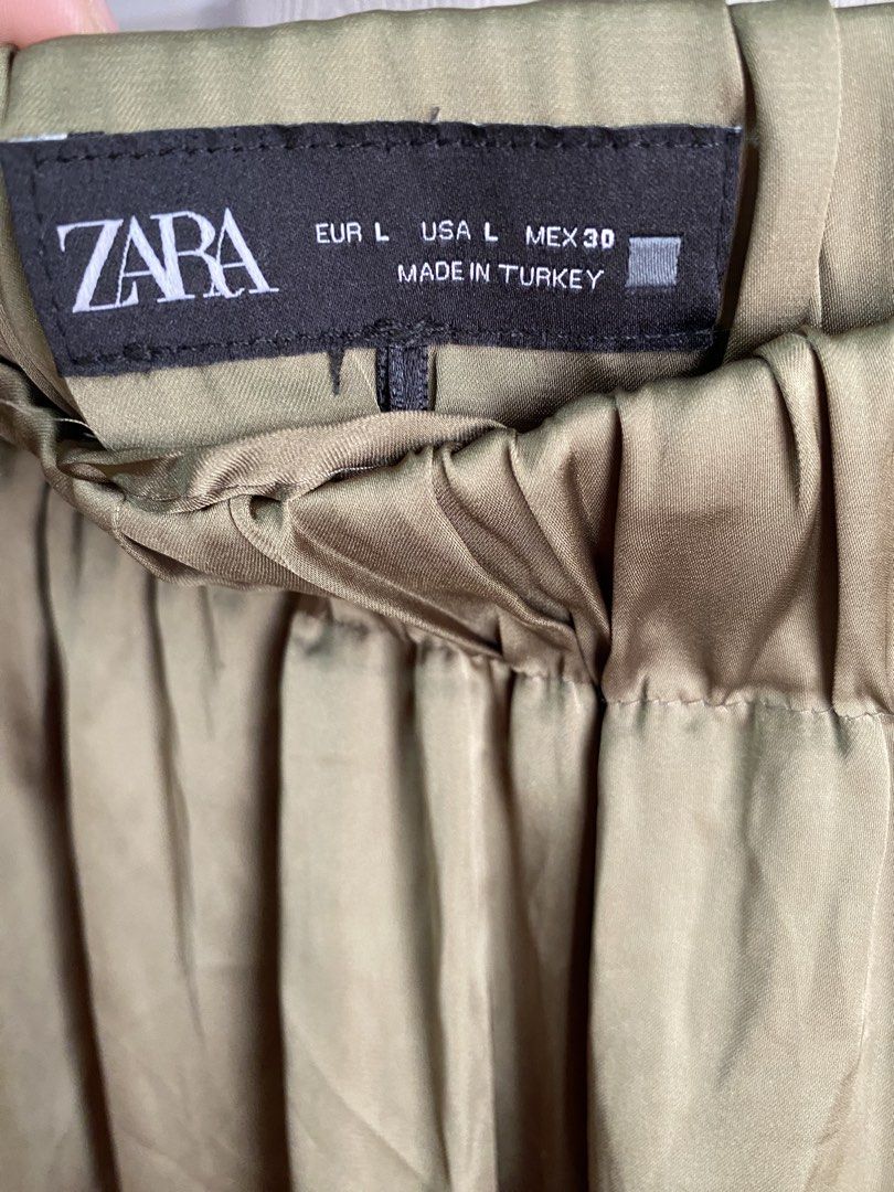 Zara Olive Green Midi Skirt (Category: Skirts) located in Makati City. Submitted by beaa24 (Listing ID 1435808209, Image 3). Description: Bought here sa carousell rin but it’s big on me so reselling. No flaws and presko siya pag suot. Medyo see through pag nailawan..