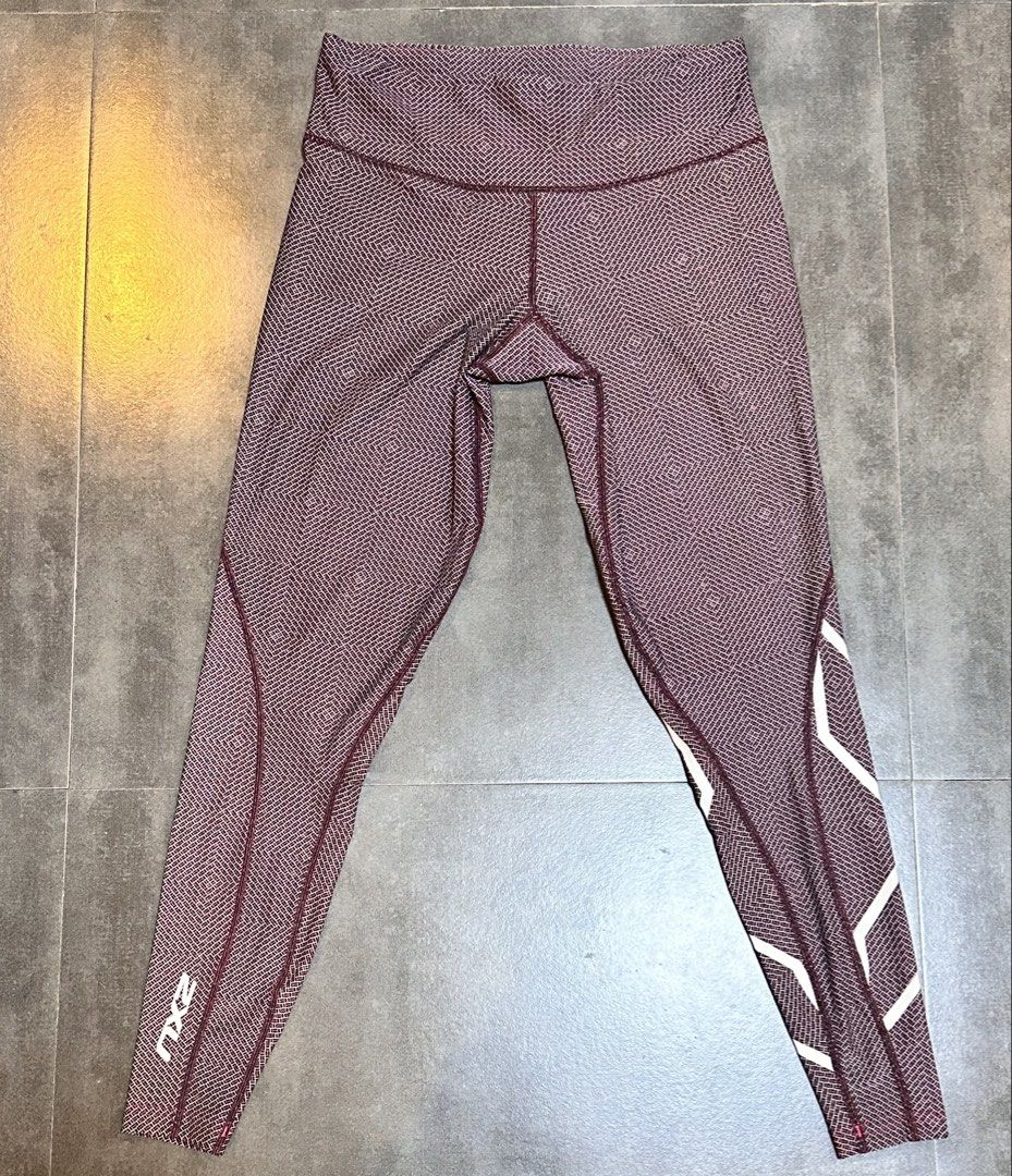 2XU Brick Pink/White Print Mid-Rise Compression Tights (Category: Activewear) located in Cavite. Submitted by itsreallymilcah (Listing ID 1440922627, Image 2). Description: Authentic 2XU Brick Pink/White Print Mid-Rise Compression Tights 💖 ✨Size: Medium ✨Color: Pink ✨Excellent used condition 9/10 ✨Features: ✔ Quick-drying & breathable ✔ Compression fit with UV50+ protection ✔ Anti-bacterial & odor resistant ✔ Mid-rise waistband with hidden pocke