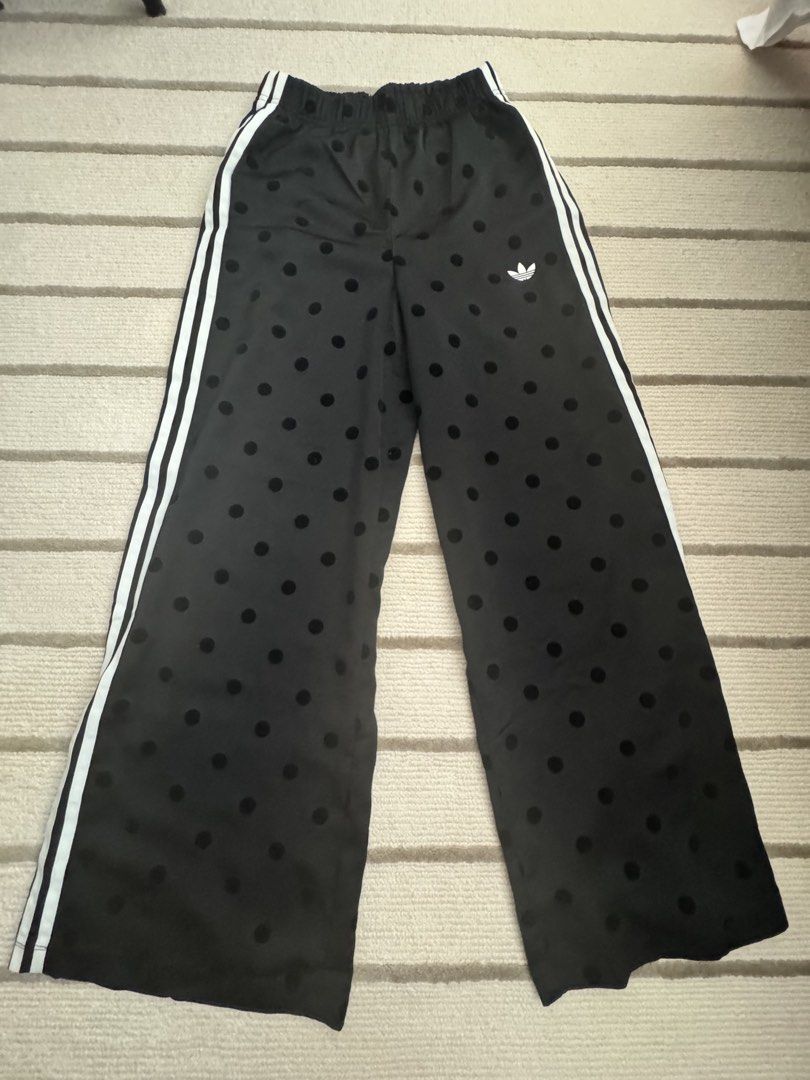 Addidas pants （分類：牛仔褲、Leggings）位於 Hong Kong。 由 mscarebear 提交（商品編號 1440834569，圖片 1）。簡介： Worn once 。