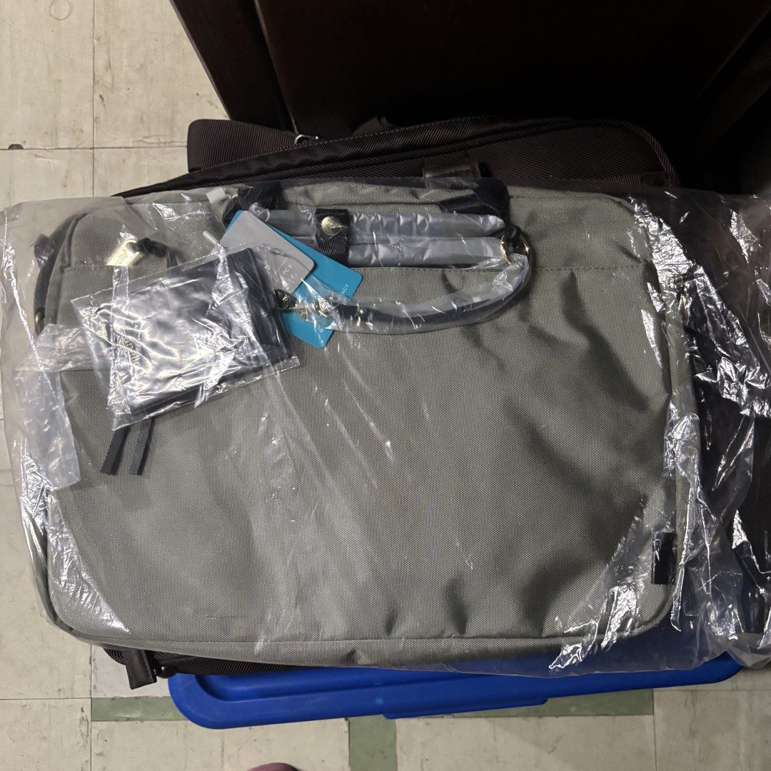 Anello Laptop Bag (free shipping) (Category: Laptop Bags & Sleeves) located in Labo. Submitted by purplestxr (Listing ID 1440882047, Image 1). Description: can fit a 13-inch laptop or less free shipping.