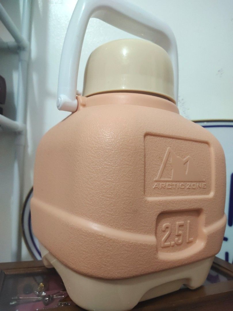 Arctic Zone 2.5L Water Jug with Handle (Category: Water Bottles & Tumblers) located in Binan City. Submitted by maydenseven2006 (Listing ID 1440950962, Image 1). Description: - Arctic Zone 2.5 Liter Water Jug - Sturdy handle for easy carrying - User-friendly spout - Ideal for picnics and parties - Keeps beverages cold.