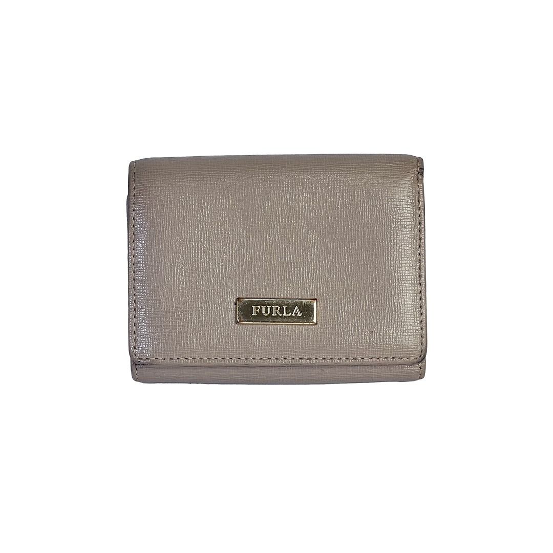 🔴 Sold | Authentic Furla Gray Saffiano Leather Compact Trifold Wallet (Category: Luxury Bags & Wallets) located in Malabon City. Submitted by k.1006 (Listing ID 1440863667, Image 2). Description: • Authentic Furla compact wallet • Gray / taupe-gray leather • Genuine leather construction • Saffiano-textured finish • Compact trifold wallet style • Branded Furla front metal logo plate • Branded Furla hardware details • Black and white tag inside • 