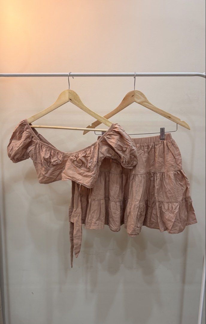 Beige Coordinates (Category: Sets or Coordinates) located in Bamban. Submitted by valeriegarciaromero (Listing ID 1440842440, Image 1). Description: Medium to Large Frame.