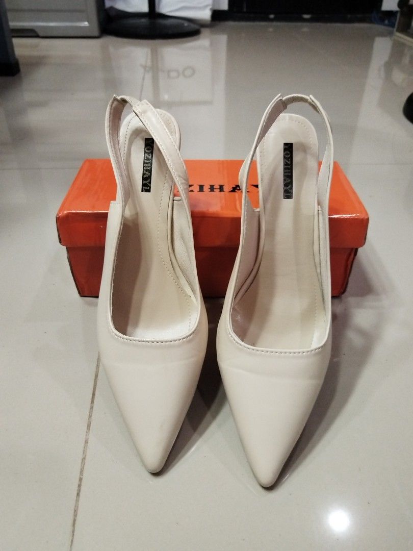 Beige Slingback Pointed Toe Heels in Size 41 (Category: Heels) located in Pavia. Submitted by jam.dev (Listing ID 1440797873, Image 2). Description: -Size 41 - Chic beige slingback heels - Elegant pointed toe design - Comfortable and stylish chunky heel - Effortless slip-on style - Versatile for dressing up or down -Worn only twice -With signs of wear (stretching) on sides but well maintained and used with care - Comes with original box.