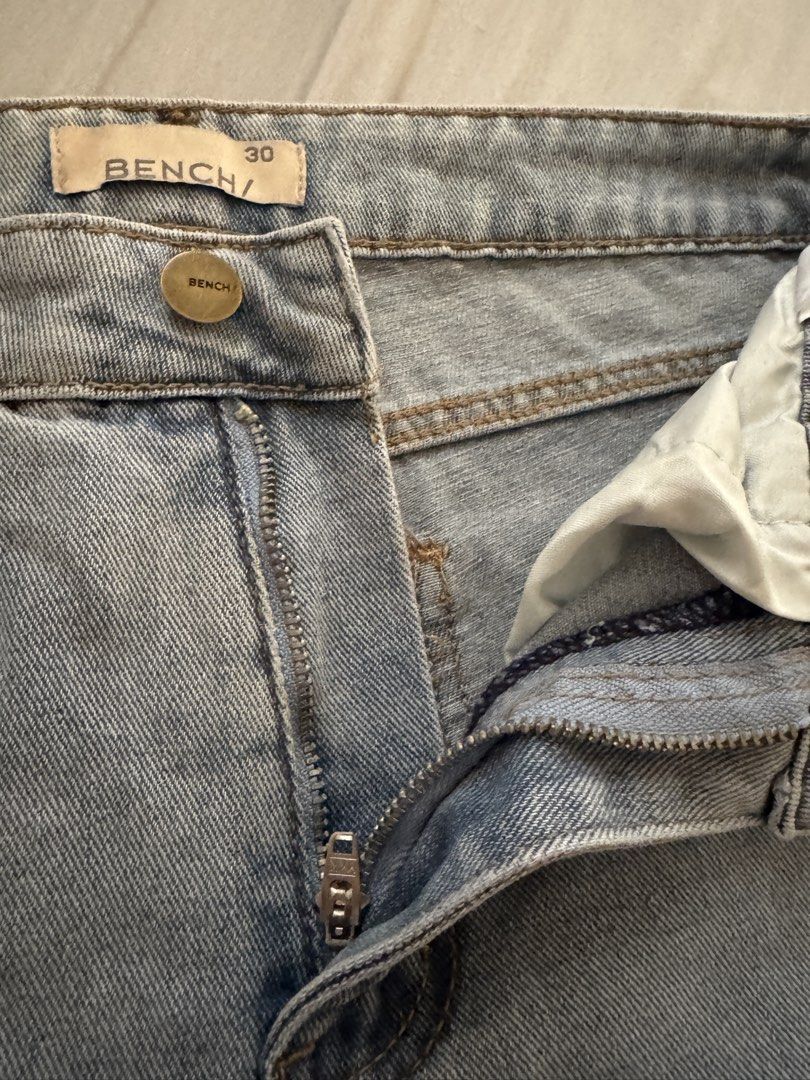 Bench Light Blue Wide Leg Jeans - 28 (Category: Jeans) located in Paranaque City. Submitted by anmangle (Listing ID 1440760966, Image 3). Description: Size: 30 (but fits 28) Length: 33” Color: Light Blue Wide leg fit Used once Issue: N/A RFS: Need money Shipping only 🛵 PM for more details 📩 [Carousell-generated description] Bench Denim Wide Leg Jeans Size 30 Light Wash - Brand: Bench Denim - Style: Light wash wide leg jeans - Size: 30 - Feature