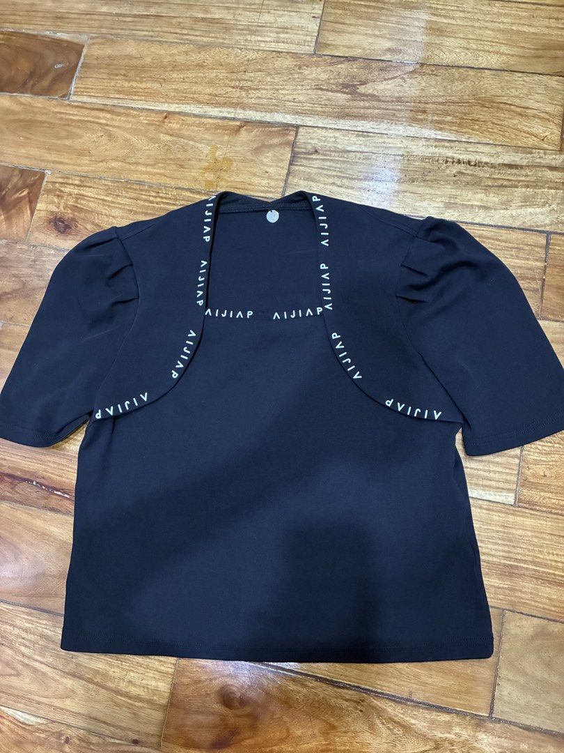 Black Cropped Top with Puff Sleeves Top (Category: Blouses) located in Quezon City. Submitted by anolymous (Listing ID 1440841919, Image 2). Description: Feel free to message me for more photos or details :).