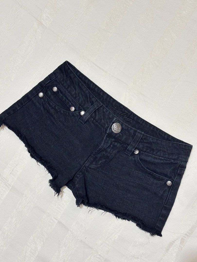 Black Denim Low Waist Shorts (Category: Shorts) located in Mabalacat. Submitted by lueur.rei (Listing ID 1440816271, Image 2). Description: W28 L8.5 R7.