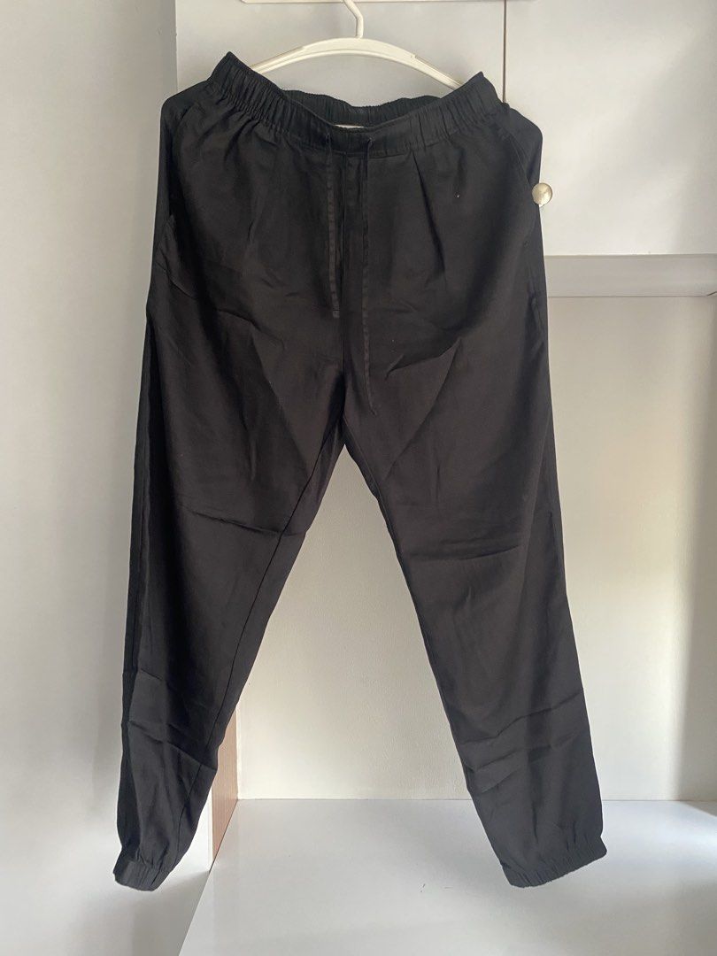 brand new UNIQLO pants (Category: Other Bottoms) located in Muntinlupa City. Submitted by georgette95 (Listing ID 1440804579, Image 2). Description: - Comfortable black jogger pants - Elastic waistband with drawstring for a perfect fit - Cuffed ankles for a modern look - Versatile and easy to pair with any top - Ideal for everyday casual wear.