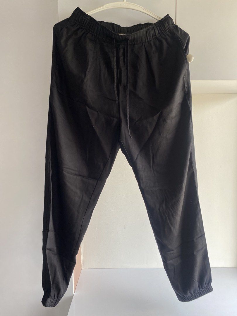 brand new UNIQLO pants (Category: Other Bottoms) located in Muntinlupa City. Submitted by georgette95 (Listing ID 1440804579, Image 1). Description: - Comfortable black jogger pants - Elastic waistband with drawstring for a perfect fit - Cuffed ankles for a modern look - Versatile and easy to pair with any top - Ideal for everyday casual wear.