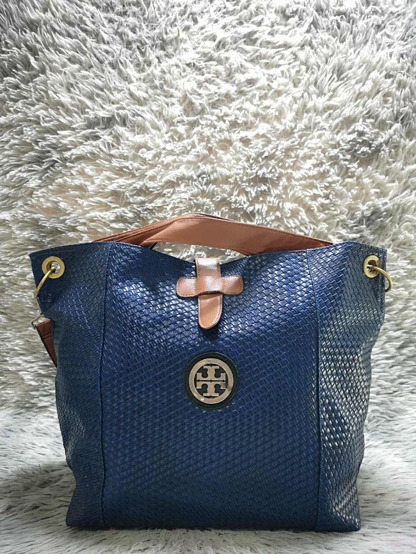 Blue Textured Leather Crossbody Bag (Category: Cross-body Bags) located in Santa Cruz. Submitted by jmy_surplus.2 (Listing ID 1440899823, Image 1). Description: Size ; L - 14 W - 18.5 Color ; Blue Type ; Crossbody Bag Brand ; No brand Material ; Leather Style ; Blue textured Leather Bag LR 161 JMY 4 Batch #207.
