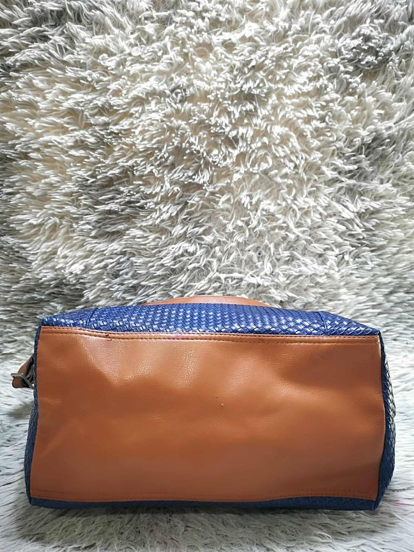 Blue Textured Leather Crossbody Bag (Category: Cross-body Bags) located in Santa Cruz. Submitted by jmy_surplus.2 (Listing ID 1440899823, Image 2). Description: Size ; L - 14 W - 18.5 Color ; Blue Type ; Crossbody Bag Brand ; No brand Material ; Leather Style ; Blue textured Leather Bag LR 161 JMY 4 Batch #207.