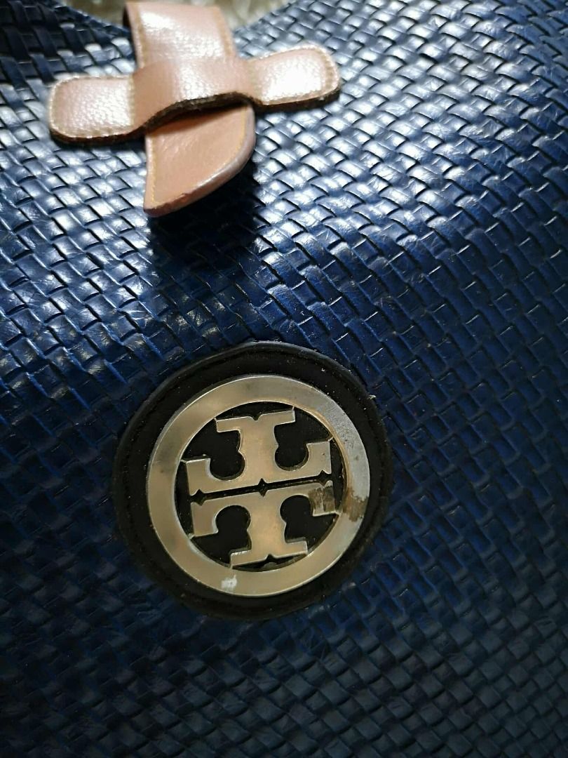 Blue Textured Leather Crossbody Bag (Category: Cross-body Bags) located in Santa Cruz. Submitted by jmy_surplus.2 (Listing ID 1440899823, Image 3). Description: Size ; L - 14 W - 18.5 Color ; Blue Type ; Crossbody Bag Brand ; No brand Material ; Leather Style ; Blue textured Leather Bag LR 161 JMY 4 Batch #207.
