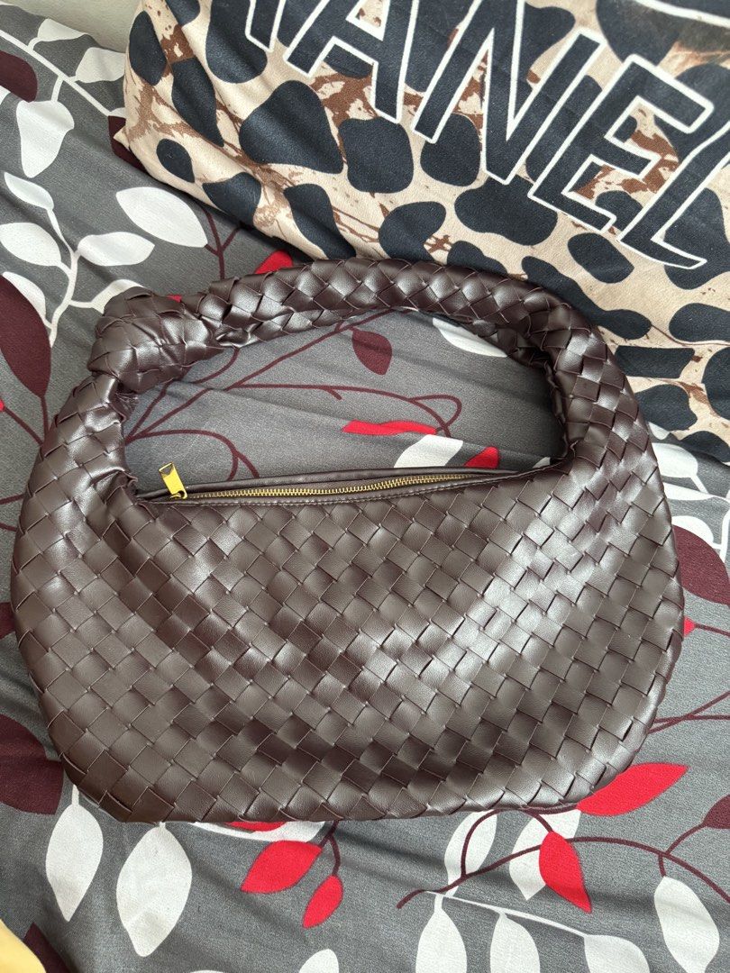 Burgundy Woven Bag (Category: Shoulder Bags) located in Pasay City. Submitted by yang_mg21 (Listing ID 1440768816, Image 3). Description: Bought in Hongkong, no issue at all very spacious. My fave bag but I need some funds at the moment ;((.
