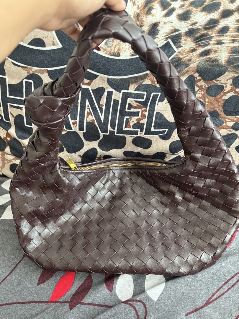 Burgundy Woven Bag (Category: Shoulder Bags) located in Pasay City. Submitted by yang_mg21 (Listing ID 1440768816, Image 1). Description: Bought in Hongkong, no issue at all very spacious. My fave bag but I need some funds at the moment ;((.
