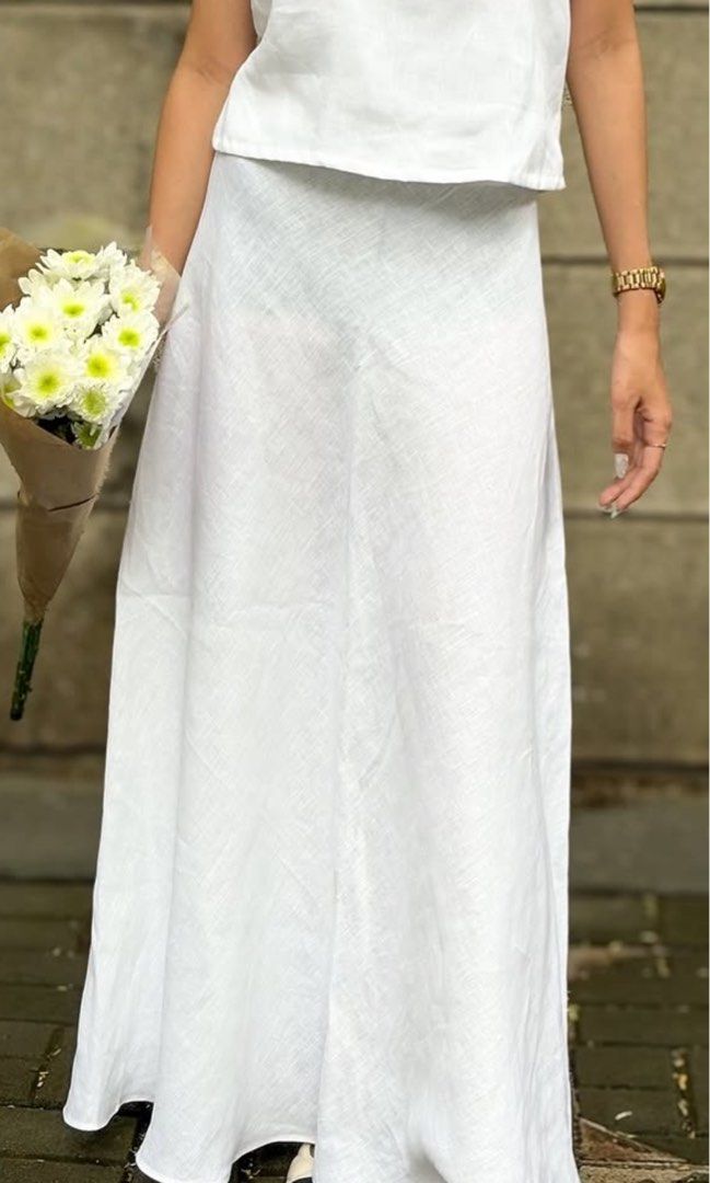 callelily white maxi linen skirt (Category: Skirts) located in Makati City. Submitted by sophsscloset (Listing ID 1440842743, Image 1). Description: 2.2k never used recommended to use nude/skin color underwear/shorts w this.