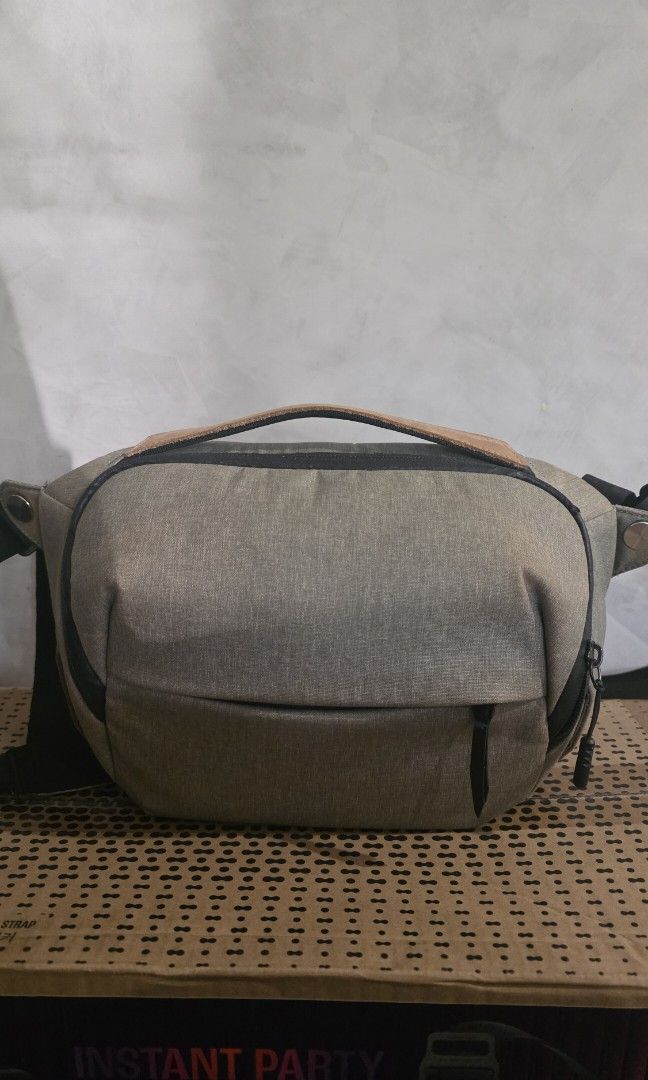 Camera Bag Peak Design (Category: Camera Bags & Carriers) located in Makati City. Submitted by erika567 (Listing ID 1440847223, Image 1). Description: Peak Design Camera Bag 5L with 2 dividers strap lock replacement color gray.