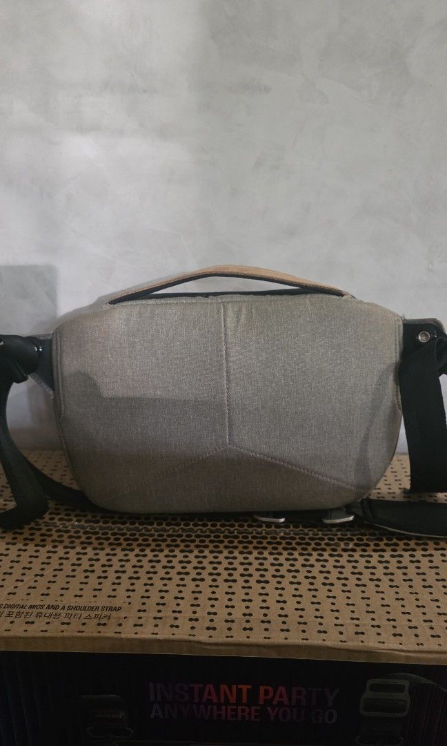 Camera Bag Peak Design (Category: Camera Bags & Carriers) located in Makati City. Submitted by erika567 (Listing ID 1440847223, Image 2). Description: Peak Design Camera Bag 5L with 2 dividers strap lock replacement color gray.