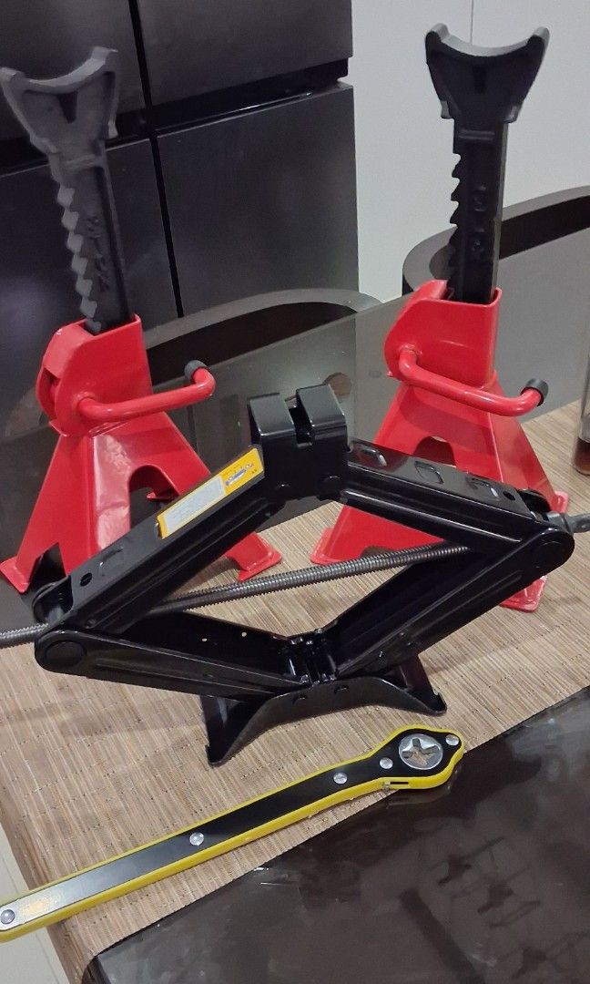 Car Lifting Set (Category: Construction Tools & Equipment) located in San Leonardo. Submitted by anthony14364 (Listing ID 1440841404, Image 3). Description: Sulit na sulit para sa may sasakyan, vulcanizing shop, o pang-emergency sa bahay! ✅ 2 pcs Hydraulic Jack ✅ 1 pc Scissor Jack ✅ Maayos at matibay pa gamitin ✅ Handa agad sa tire replacement at maintenance ✅ Hindi ka mabibitin sa lakas at tibay Kung madalas kang bumiyahe, mahalagang may sarilin